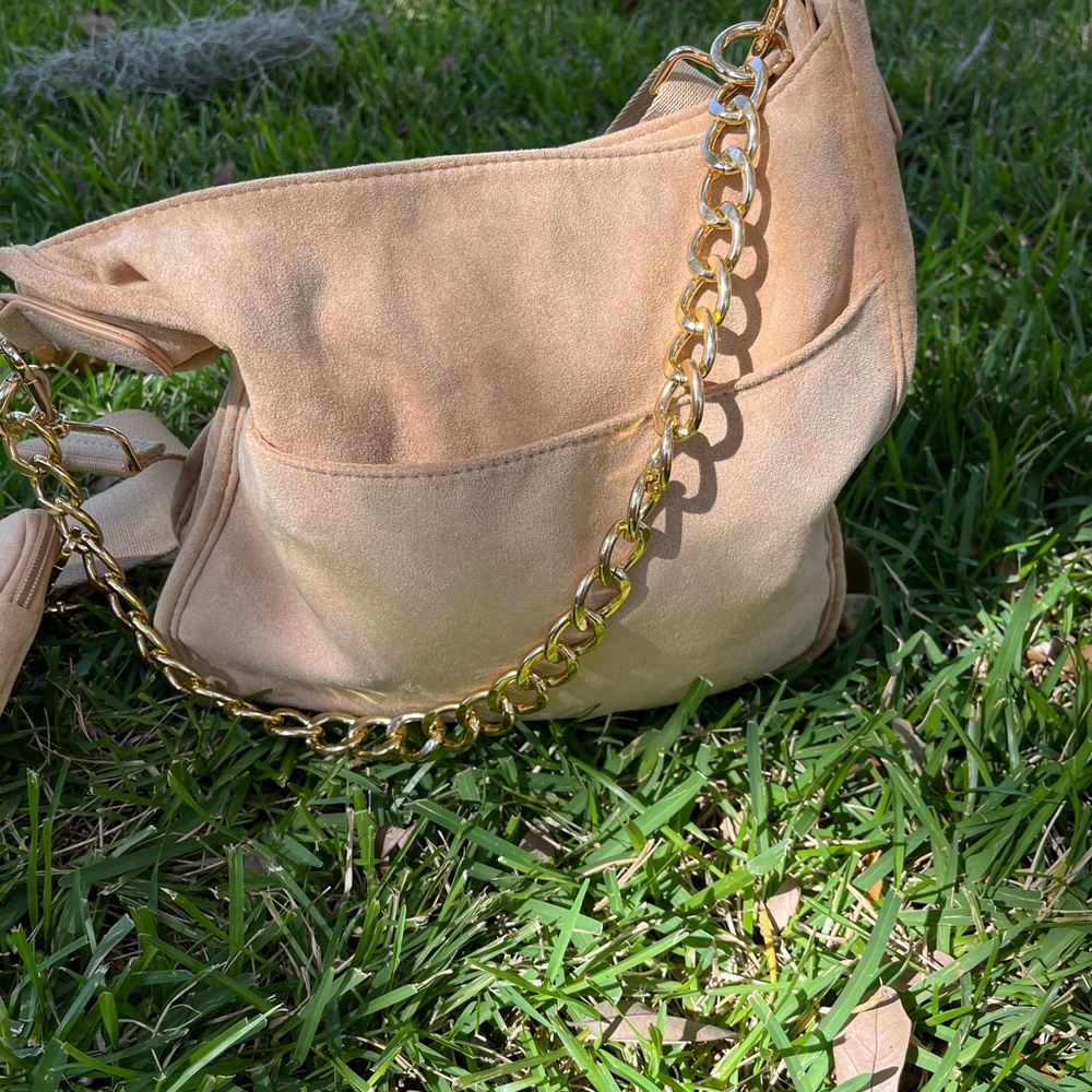 ADORNED Faux Suede Multi-Strap
Lg Messenger w/ Clip-On Pouch